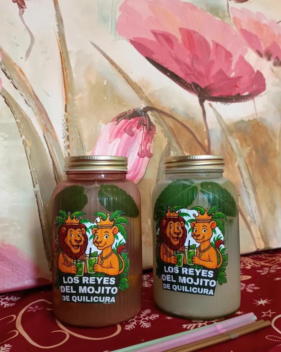 Mojitos de Los Reyes del Mojito Quilicura, frascos con tapa dorada sobre fondo floral
